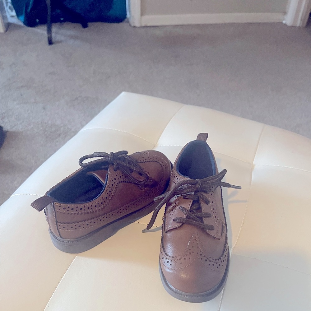 Brown kids unisex size 8 shoes